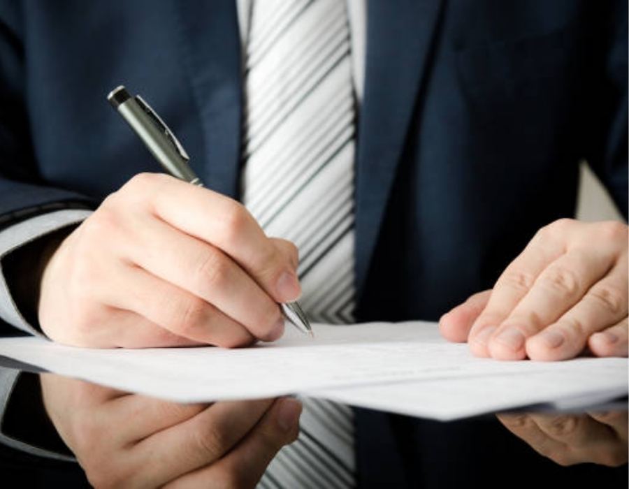 timeshare lawyer reviewing timeshare contract