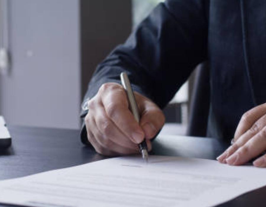 timeshare lawyer signing a timeshare contract