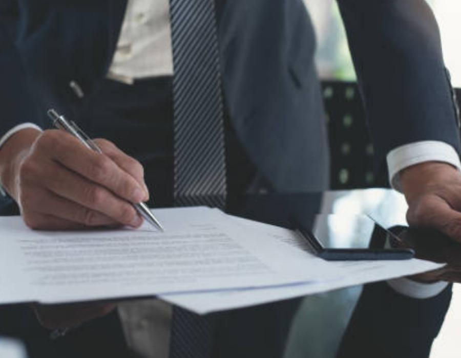 timeshare lawyer signing a timeshare contract