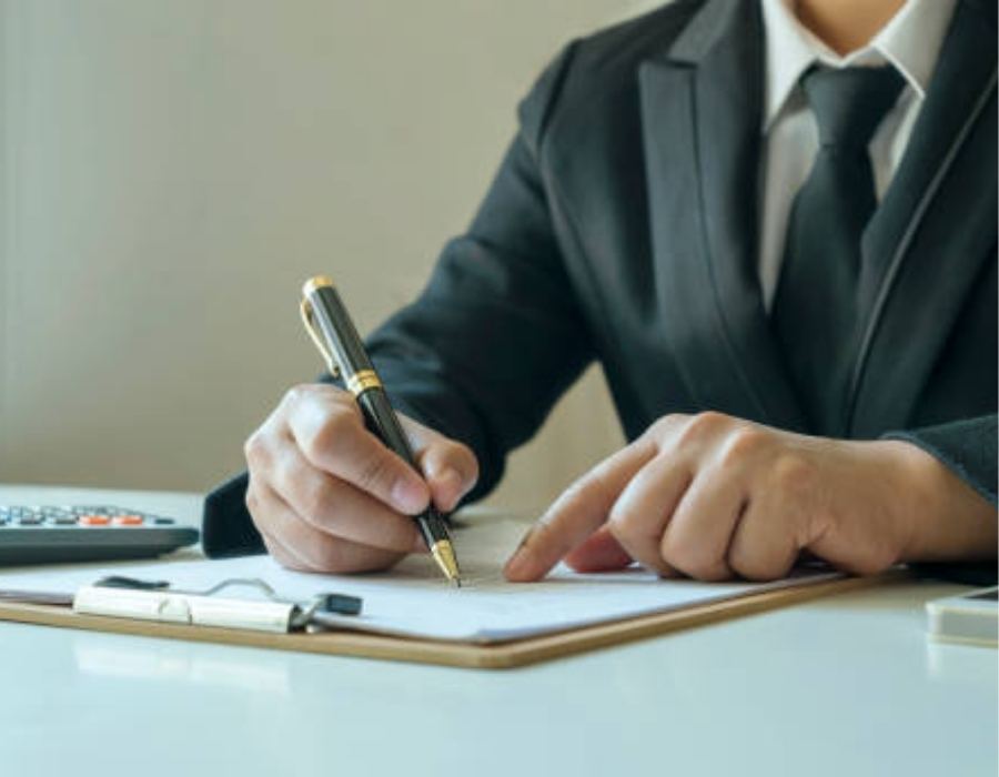 timeshare lawyer reviewing timeshare contract