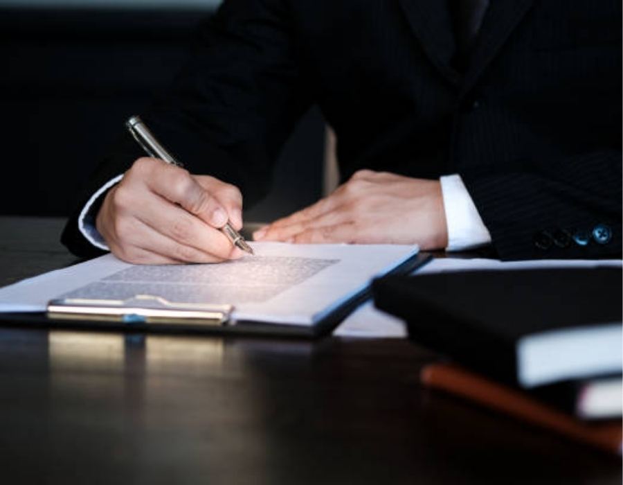 timeshare lawyer reviewing timeshare contract