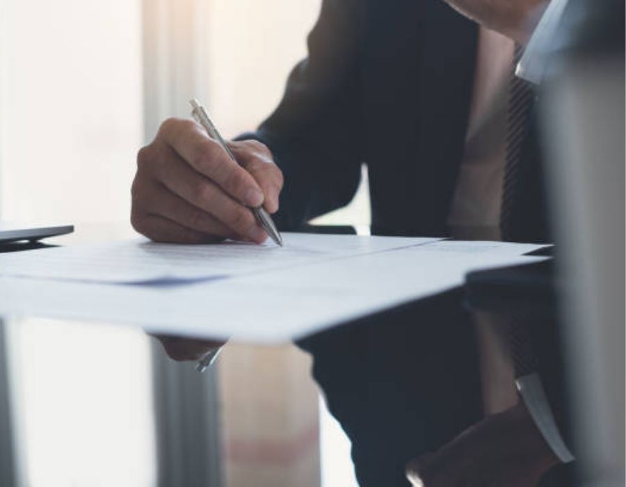 timeshare lawyer reviewing timeshare contract