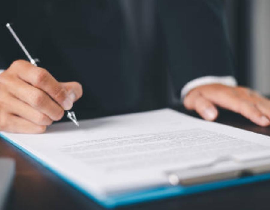 timeshare lawyer signing a timeshare contract