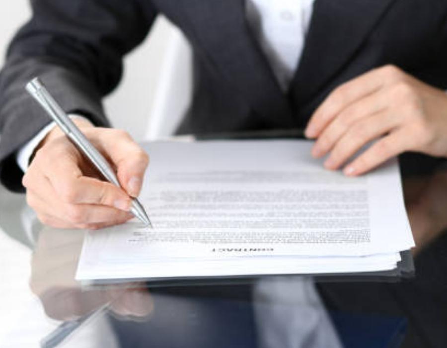 timeshare lawyer signing a timeshare contract