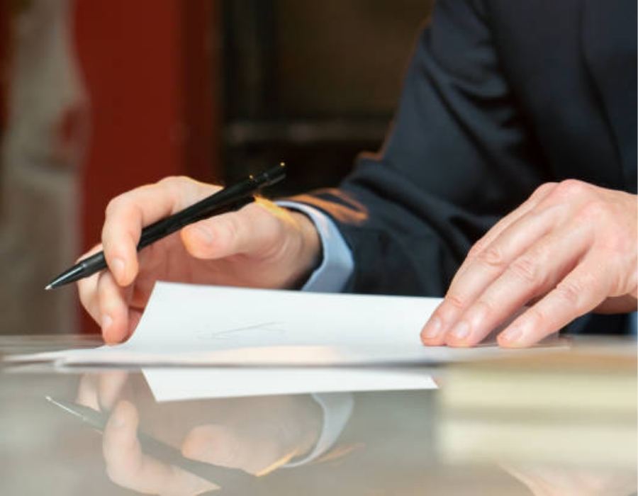 timeshare lawyer reviewing timeshare contract