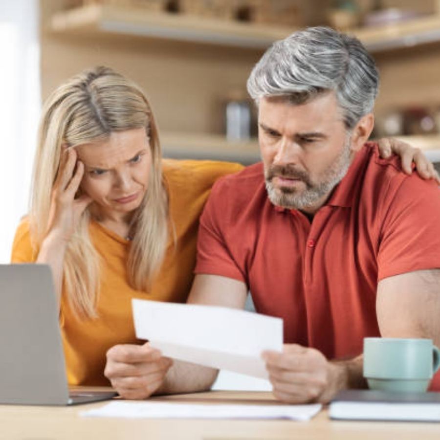 couple reviewing timesahre contract