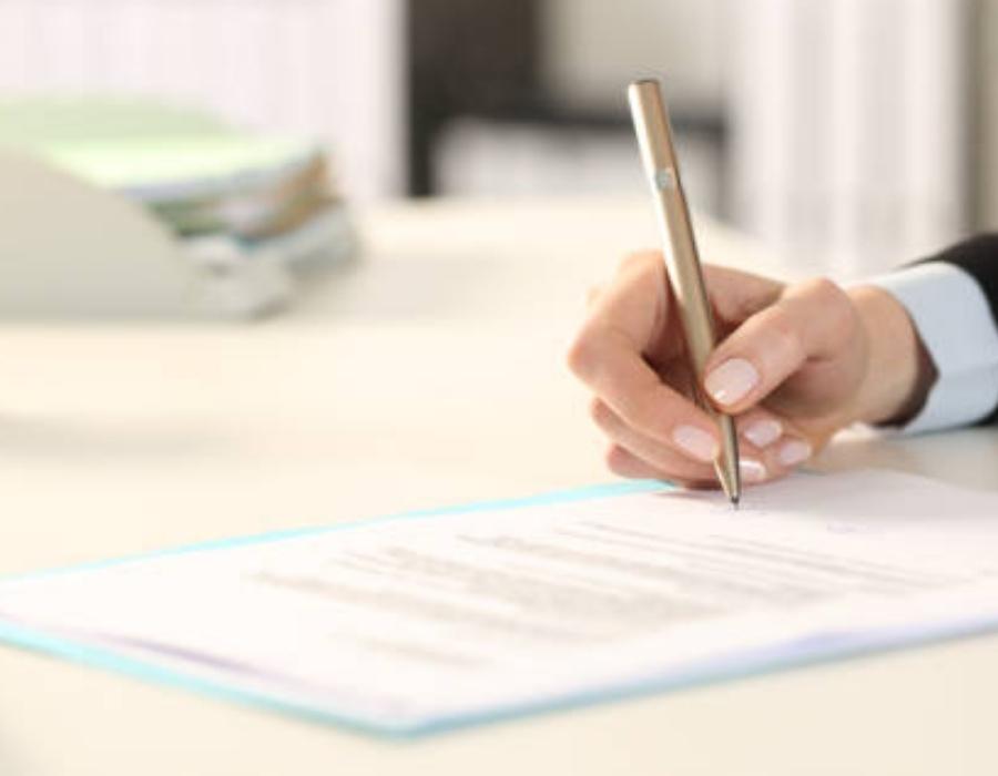 timeshare lawyer signing a timeshare contract