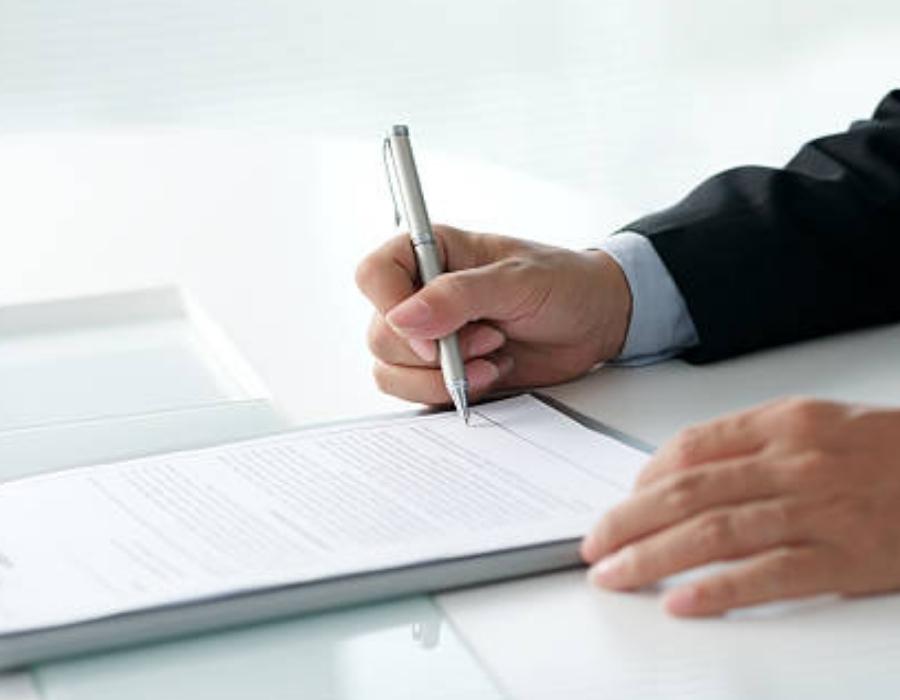 timeshare lawyer signing a timeshare contract