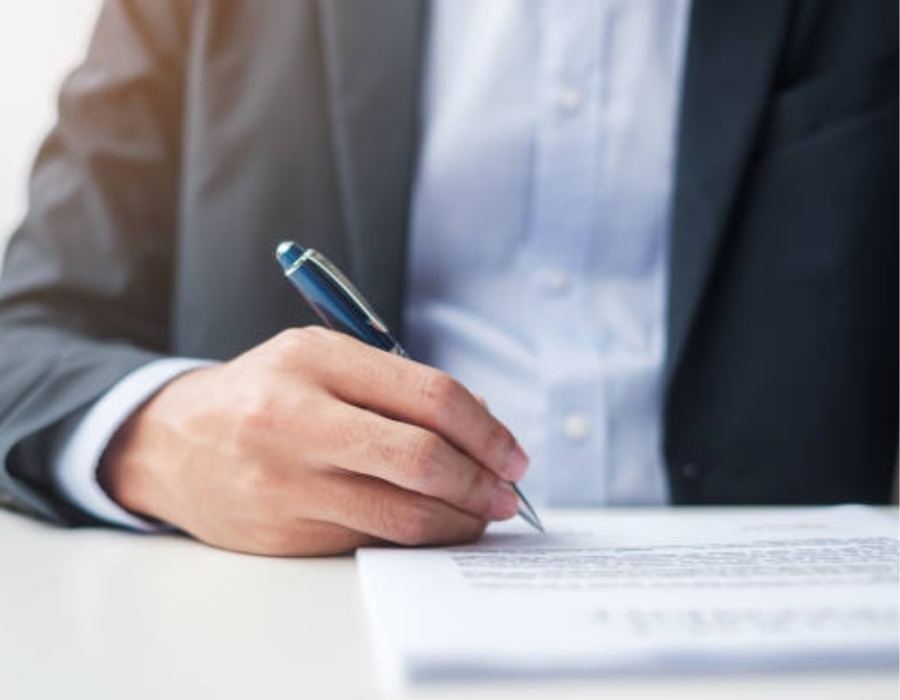 timeshare lawyer reviewing timeshare contract