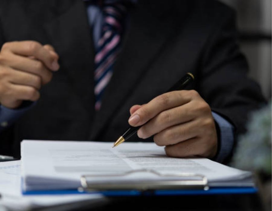 timeshare lawyer reviewing timeshare contract