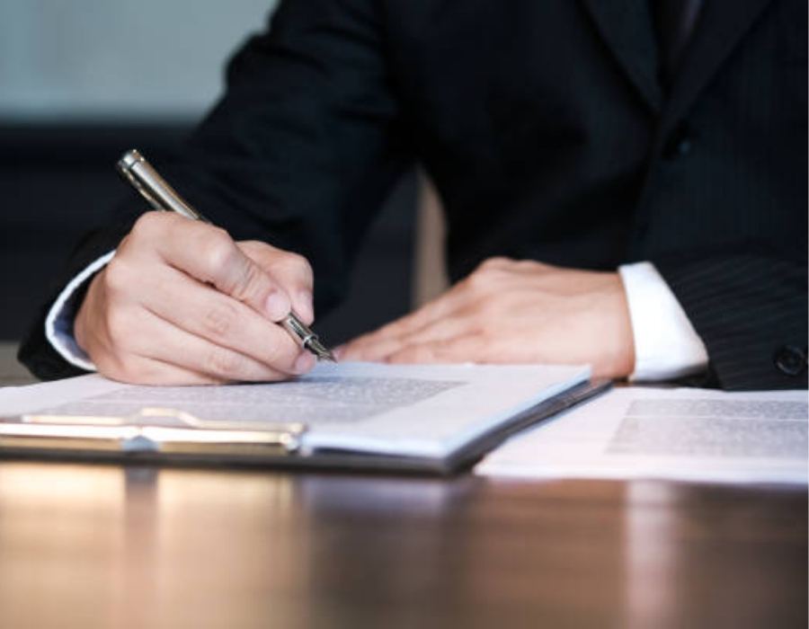 timeshare lawyer reviewing timeshare contract