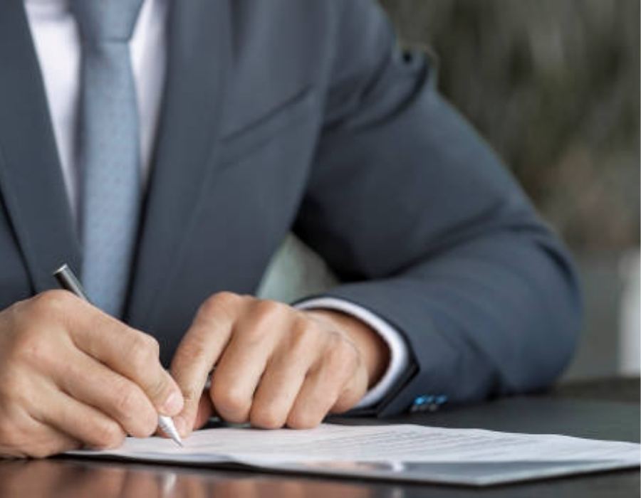 timeshare lawyer reviewing timeshare contract