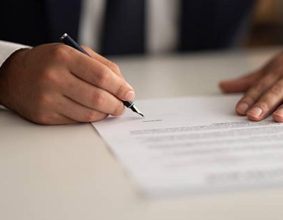 timeshare lawyer signing a timeshare contract