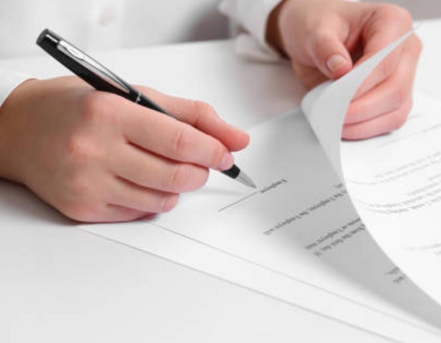 timeshare lawyer signing a timeshare contract